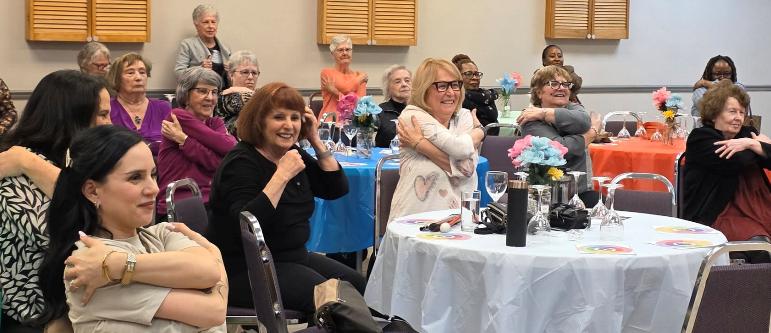 Peut �tre une image de table